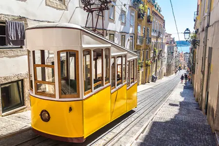 Lisbonne - Tramway et quartier de l'Alfama